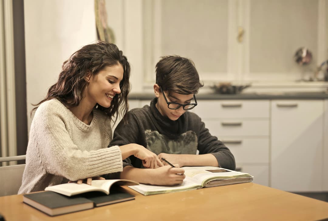 Nachhilfelehrer und Schüler im Präsenzunterricht